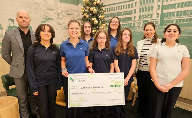 Donation du chèque pour le Grand Sapin jeunesse Sainte-Justine