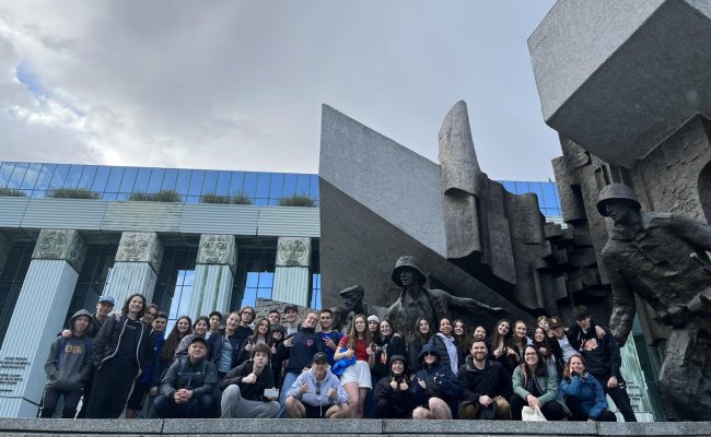 un groupe d'élèves de la cinquième secondaire en voyage