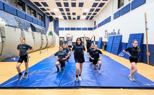 plusieurs élèves initiés au cheerleading