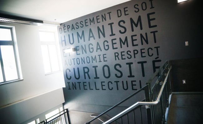 Photo d'un mur avec un slogan : dépassement de soi