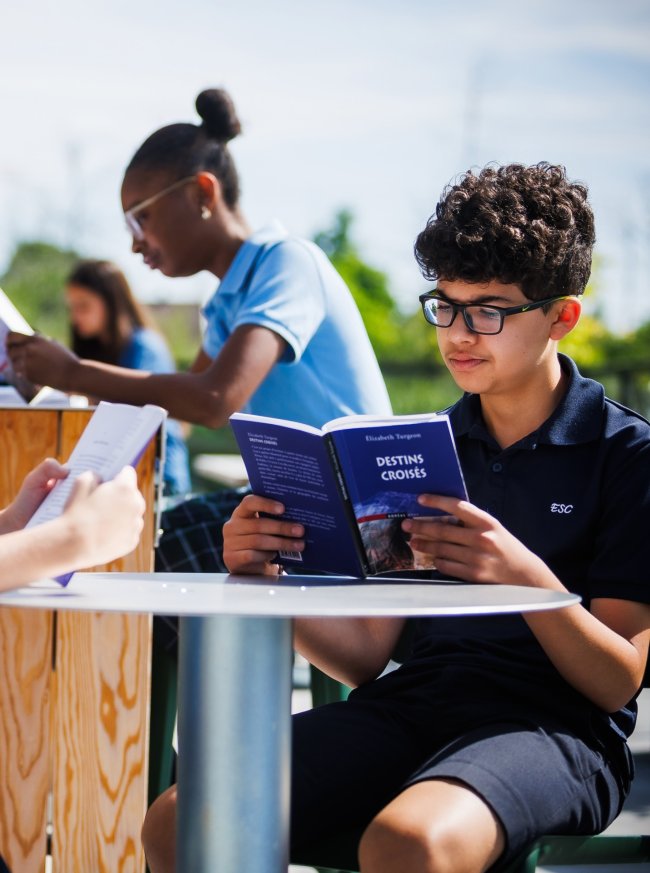 Étudiant(e)s en train de lire un livre