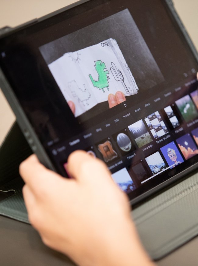 Tablette dans les mains d'un étudiant