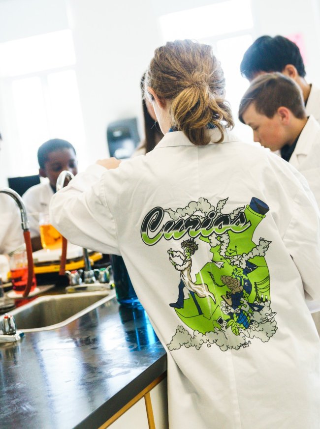 Groupe d'élèves dans un cours de science