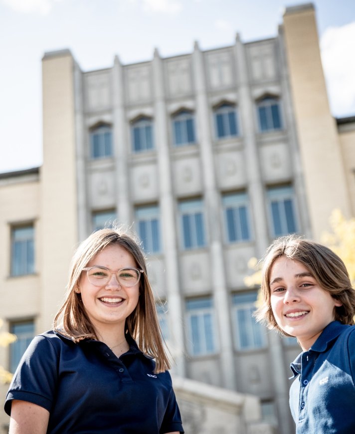 Photo de l'école avec 2 élèves